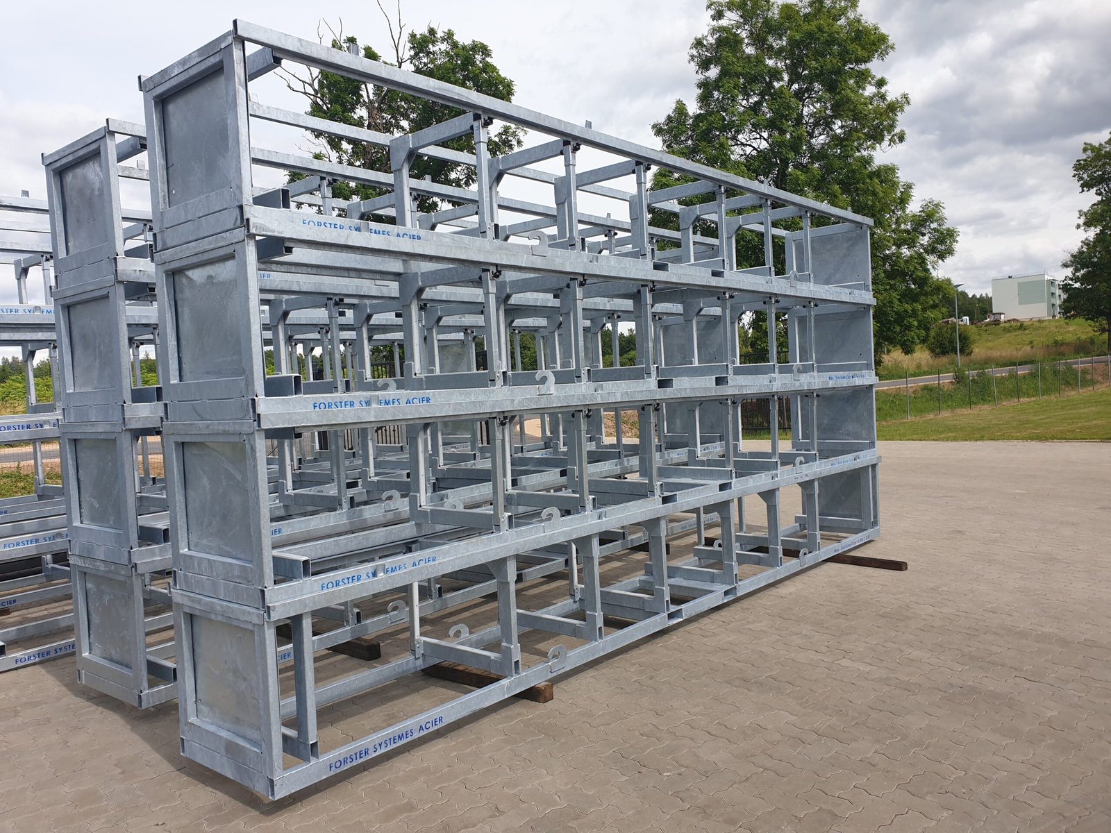 Raw steel gitterboxes prepared for hot-dip galvanizing before final corrosion protection