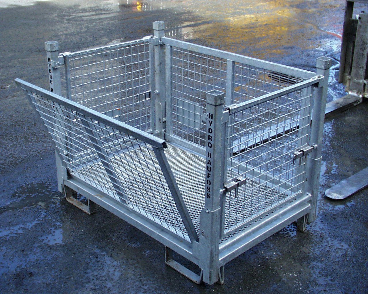 Foldable steel rack design showing how collapsible handling units reduce empty storage footprint
